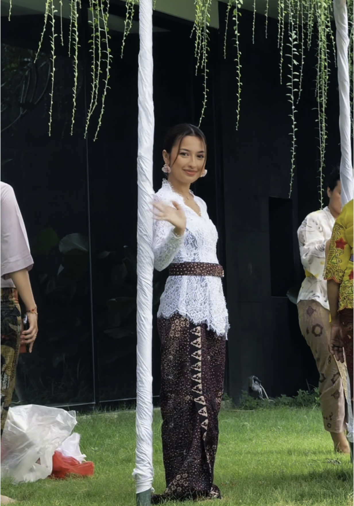 Bali adalah rumahku.. aku lahir dan besar disini aku akan selalu mengingat dan menghargai tradisi di pulau ini, agamaku islam dan aku cinta tuhanku dan agama ku tapi bukan berarti kita tidak bisa saling toleransi, divideo ini kita mengadakan acara melaspas atau seperti pembersihan rumah dari roh” jahat sesuai kepercayaan orang bali ( koreksi kalau salah ) aku tidak ikut berdoa aku hanya duduk menemani dan menghargai mereka yang mau mendoakan rumahku 🤍 
