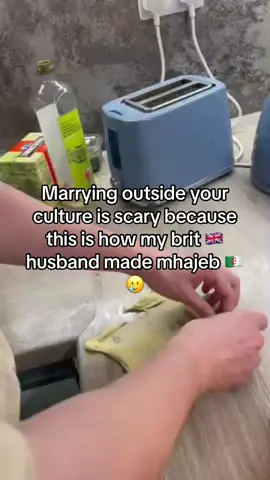 That is a crime for my dear algerians 😂 #fyp #england #couple #foryou #funny #mhajeb #traditionalfood #mhajeb🇩🇿 