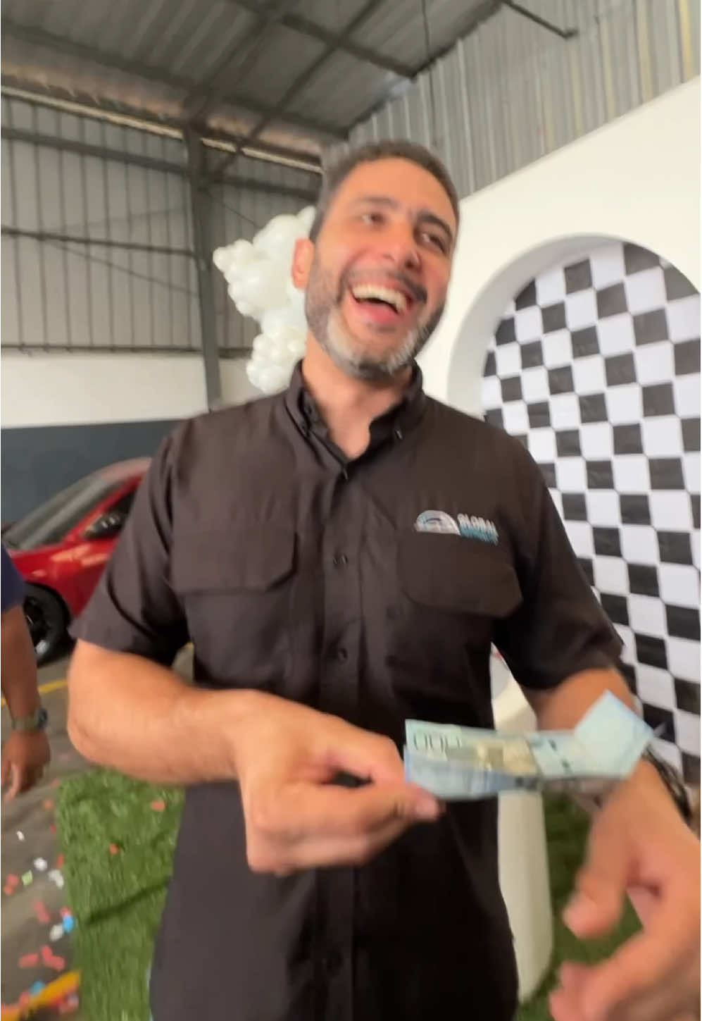 Musa le regaló RD$2,000 cuando el Bily cumplió años y ahora el bily le hizo un aguaje de regalarle RD$4,000 a Musa de cumpleaños🤣🤣🤣 Cuando se los devolvió, no dudó en cogerlos para atrás🤣 Pero na! La intención es lo que cuenta! La verdad que estos tigres no son facil🤣🤣
