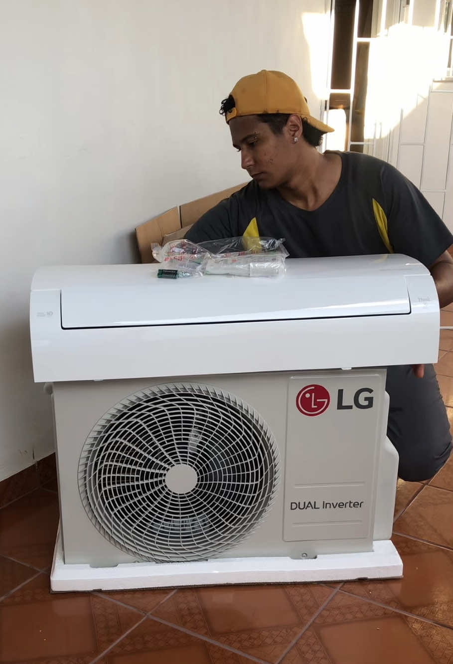 O calor estava demais 🥵😅, Tive que comprar um ar-condicionado.   Vocês que têm ar em casa: a conta vem muito alta? Ou será que o gasto não é tão alto comparado aos benefícios e à qualidade de vida?   O modelo é: Ar-condicionado Split LG Dual Inverter Voice +AI 12.000 BTUs (frio, 127V).  #arcondicionado #lg #casanova #enxoval #compras #conquista  #rotina #ASMR #morandosozinho 