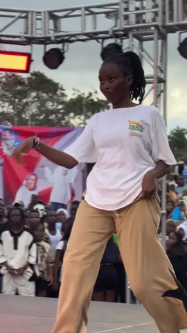 This girllllll 🔥🔥🔥 #megadancebattle254 #redbulldanceyourstyle #kenyantiktokers🇰🇪🇰🇪❤️❤️ #fyp #nigeriatiktok🇳🇬🇳🇬🇳🇬 #tanzaniatiktok #jamaicantiktok #alajialaji 