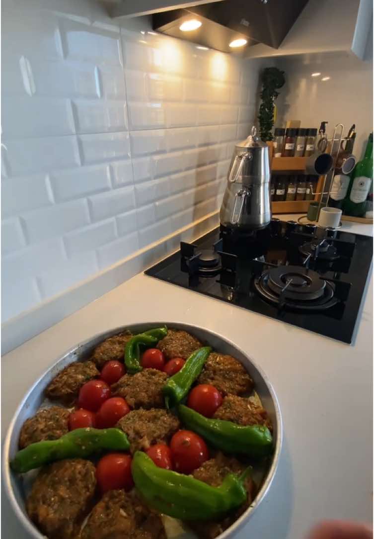 Malzemeler; Yarım çay bardağından fazla sıvı yağ 2 adet soğan  300 gr tavuk maydanoz 1 yemek kaşığı biber salçası  1 tatlı kaşığı domates salçası  3 adet sarımsak Tuz,karabiber,nane,kekik,pulbiber Domates  Biber (Çok az su gezdirdim) #köftetarifi #keşfetbeniöneçıkar #keşfetteyizzz 