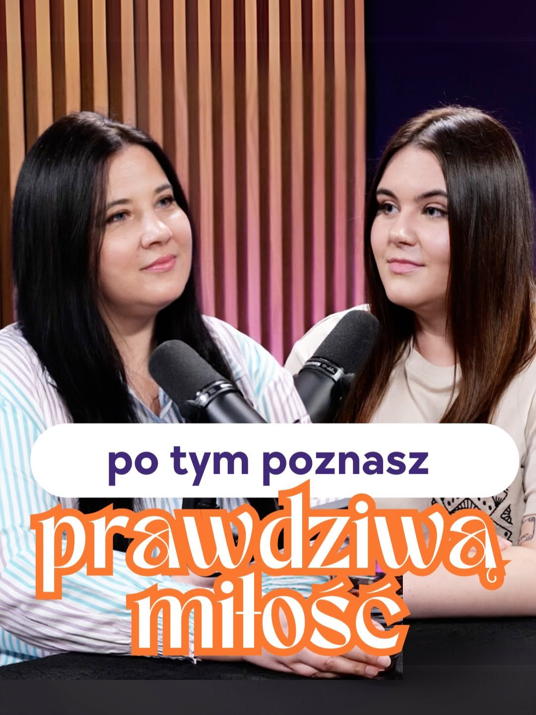 🔸Chu*owe dni zdarzają się każdemu, a Ty masz prawo wywalić się, poleżeć, pobeczeć… i wrócić jeszcze silniejsza.🔸 W nowym odcinku Piekielnie Szczere Gabi wreszcie wraca i wspólnie z obgadujemy co się w tym czasie wydarzyło (a działo się dużo!). W tym odcinku poruszamy tematy takie jak: 👉🏻 Dlaczego „wszystko będzie dobrze” to marne pocieszenie, która bardziej denerwuje niż pomaga? 👉🏻 Jak zdjąć z siebie presję i pozwolić sobie na słabsze dni? 👉🏻 Co zrobić, gdy brakuje Ci siły, by wstać z łóżka, a odkręcenie pasty do zębów to Everest Twoich możliwości? 👉🏻 Jak przestać się wstydzić? Czyli nasze wpadki, przez które chciałyśmy zapaść się pod ziemię. 👉🏻 Dlaczego ludzie nie lubią, gdy się zmieniamy? 👉🏻 Czy każda relacja ma termin ważności? 👉🏻 Jak odciąć się od „pizdeuszy” – tych ludzi, którzy wchodzą z butami w Twoje życie i mnożą kłopoty? 👉🏻 Czym jest miłość w praktyce? 👉🏻 Dlaczego miłość rani, a my nadal kochamy?\ 👉🏻 Czy lepsze od lukrowanych coachów jest pozwolenie sobie na ból, łzy… i chwilę na przemyślenie? 👉🏻 Jak wstać z błota z resztką dumy i iść dalej, nawet jeśli ktoś szepcze „znowu padłaś”? 👉🏻 Dlaczego nasze drogi z niektórymi osobami po prostu się rozchodzą? Ta rozmowa to mieszanka wybuchowa, (trochę) niecenzuralna rozmowa o tym jak jest - a nie zawsze jest kolorowo. To rozmowa, w której płaczemy i śmiejemy się. 🧡 Nie ma tu lukrowanych porad, jest za to bezkompromisowa szczerość, kobieca przyjaźń i konkretne historie, które przypomną Ci, że: Upadki zdarzają się każdemu. #piekielnieszczerepodcast #piekielnieszczere #podcast #przyjaźń #miłość #wpadki #kobieta #relacje #humor #psychologia #smutek #motywacja #wiosna #zabawne #depresja #prawdziwehistorie #rozmowa