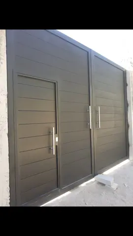 portón dos hojas abatibles con puerta de ingreso. #ideasenmetal #dsherreria #diseño 