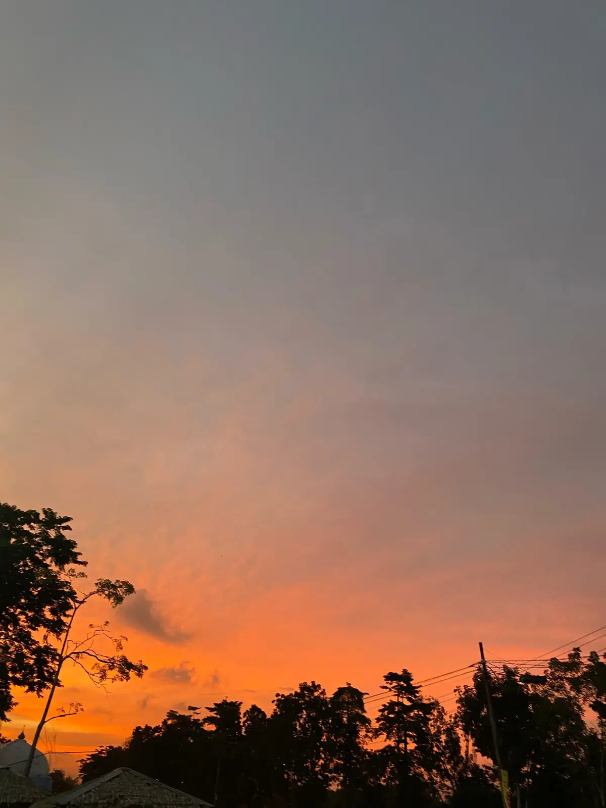 Rindu yang Tak Terungkap Aku rindu, tapi tak berani mendekat. Aku ingin tahu kabarmu, tapi takut menjadi gangguan. Aku masih mengingat semua tentangmu, tapi mungkin bagimu, aku sudah menjadi bayang- bayang yang tak lagi penting. Berulang kali aku menahan diri, menahan jemari yang ingin mengetik pesan sederhana, 