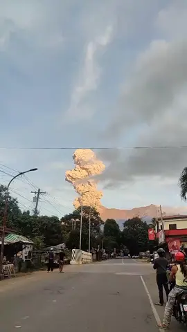 Volcanic eruption in the Philippines...#moment #volcanoeruption 🌋#philippines #new 