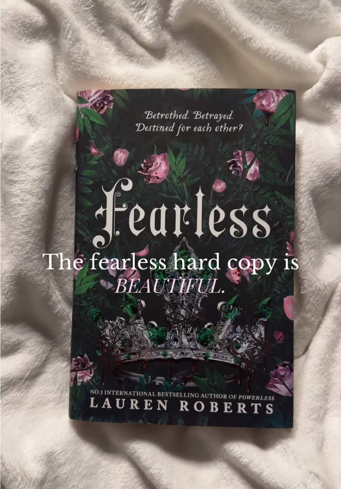 Such a beautiful book! (Little sneak peak of chapter 1!) #BookTok #book #readersoftiktok #laurenroberts #fearless #powerless #powerful #reckless 