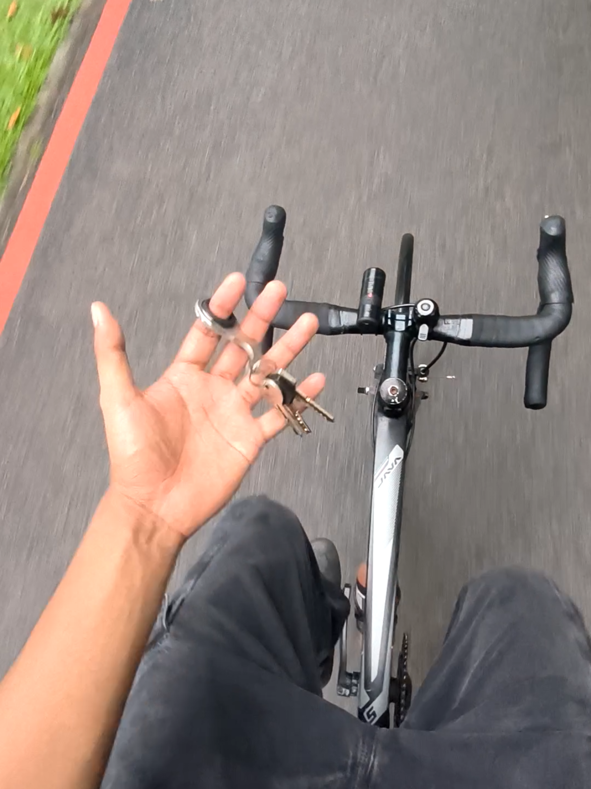 GUYS STOP SAYING YOU KNOW HOW TO CYCLE NO HANDS WHEN YOU WERE YOUNG, I KNEW HOW TO DO IT SINCE I WAS A CHILD, I JUST WANNA ENCOURAGE OTHERS WHO DON'T KNOW HOW TO DO IT TO LEARN BECAUSE ITS USEFUL 💔💔 | #cycling #nohands #keyrambit #fyp 