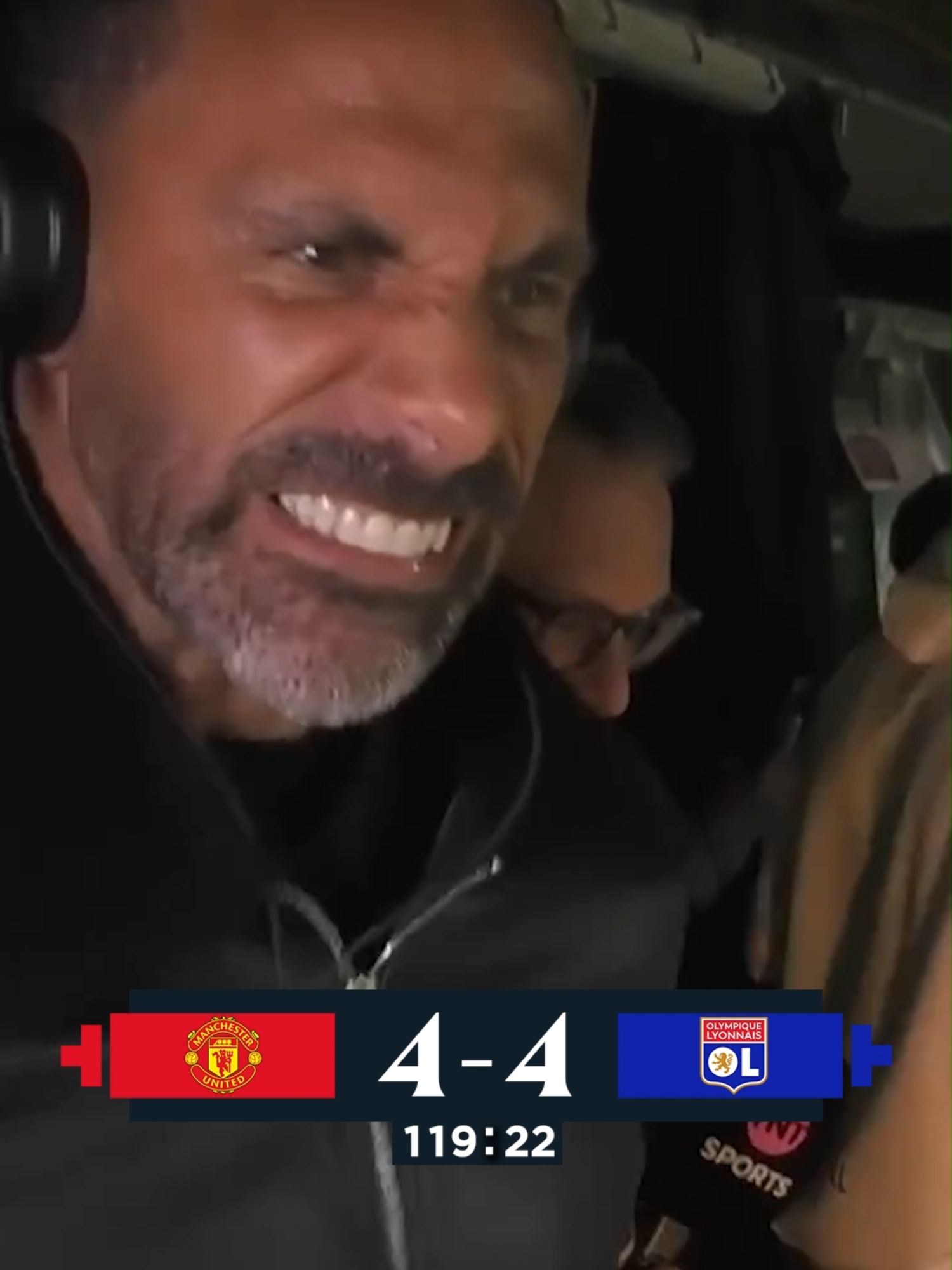 RIO FERDINAND SIMPLESMENTE ENLOUQUECEU COM O MILAGRE DO MANCHESTER UNITED! 😂🤯 Ídolo do clube e atualmente comentarista, o ex-zagueiro ficou completamente maluco com a vitória contra o Lyon, por 5 a 4, no último segundo! 🏴󠁧󠁢󠁥󠁮󠁧󠁿🔴 #EuropaLeague #Maguire #ManchesterUnited #Lyon #Goals #Ferdinand