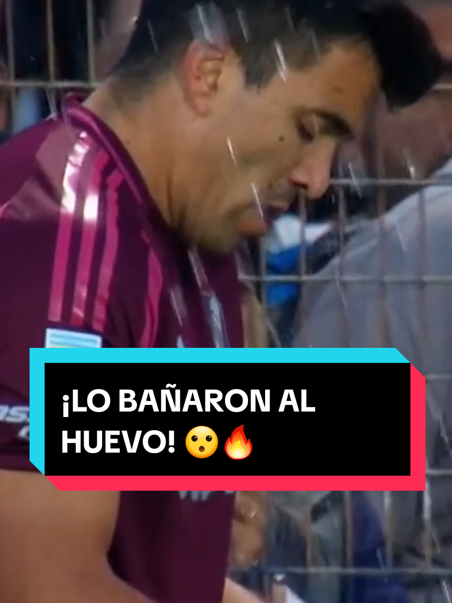 ¡LO BAÑARON AL HUEVO! 😮🔥 ¿Habrá sido agua lo que le tiraron a #Acuña en #LaPlata ?  👉 Mirá nuestros partidos de #LigaProfesional en #DisneyPlus  #TikTokDeportes 