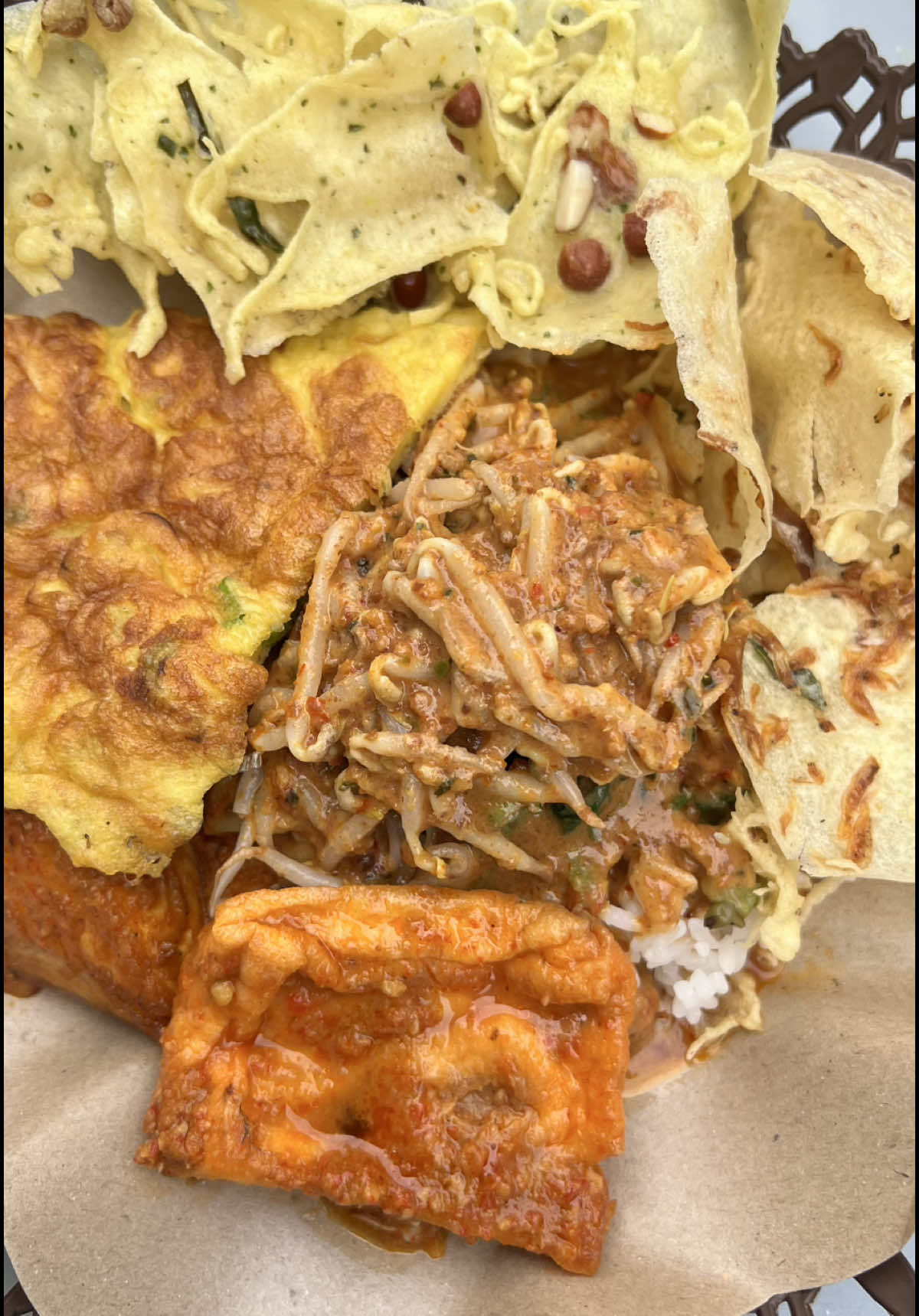 SEGO PECEL SOEROBOYO jualan di dalam gerbang masuk Jl. Pucang Anom II dari arah Pasar Pucang Surabaya. #nasipecel #segopecel #pecelsurabaya #pecelsuroboyo #pecelsoeroboyo #kulinersurabaya #budionosukses 