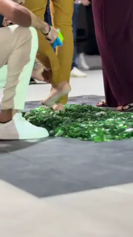 Para que vocês entendam de uma forma melhor: O glasswalking é uma técnica segura que ajuda a desbloquear e destravar, enfrentando medos e ativando a coragem. O glasswalking é a metáfora da vida. Assim como andar sobre vidros, enfrentamos problemas e dificuldades todos os dias, e devemos olhar sempre para frente e enfrentar passo a passo, até nosso objetivo chegar. Confesso que foi muito desafiador enfrentar o medo de pisar em algum caco que pudesse cortar o meu pé, a insegurança grita até o PRIMEIRO passo. E nossa vida também é assim, enfrentamos medos, dificuldades, pessoas tentando nos derrubar, comentários desagradáveis sobre quem somos, e tudo isso é como um caco de vidro que nos machuca, mas temos a escolha de pisar nisso tudo, olhar para a frente e continuar. Esse é um exercício para vivermos na prática como devemos ENFRENTAR esses problemas e não se deixar abater por eles.