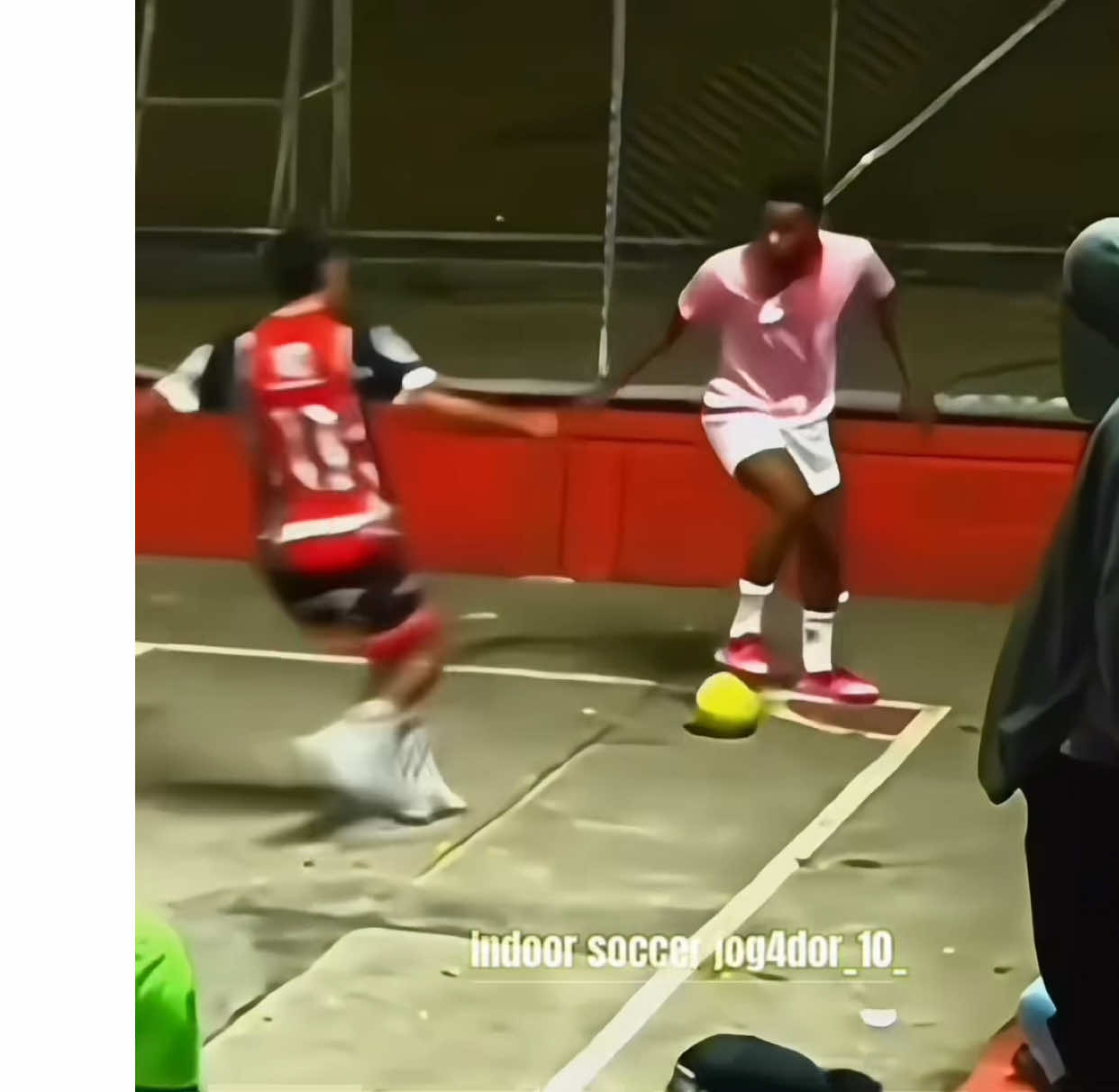 Futsal skills, visit our page and see the best indoor soccer dribbles, leave your like and comment and don't forget to save the video and share it with your friends 👍 #futsal #futsalskills #futsaldribble #futsalmoves #skills #anklebreaker #baller #futsaltricks #futsalstyle #sickskills #indoorfootball