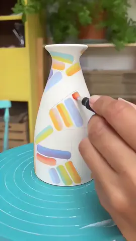 Don’t buy vases anymore!l’ll teach you how to draw a unique and amazing small vase #ceramic #handwork #glazing #vase #hot #deconpression🔥 