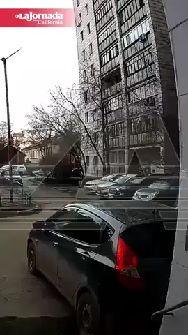 Entre los videos más virales de la semana: una mujer de 80 años cayó de un sexto piso y salió prácticamente ilesa El incidente aconteció en Ekaterimburgo, Rusia, mientras la mujer limpiaba sus ventanas. Después de la caída, se levantó por cuenta propia y resultó solo con lesiones menores