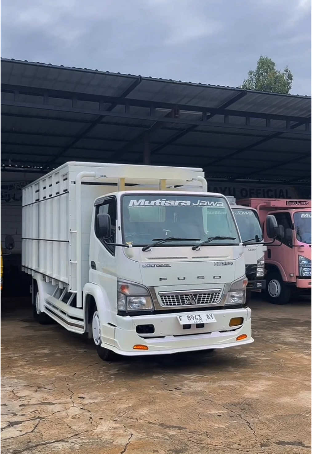 Cari pemiliknya ki bolo cepet diparani gassss💨 💜#gangsarrahayuofficial #gangsarrahayukaroseries #bakulan #cantermaniaindonesia #mitsubishi #cantertruck #2019 #hdv #fypシ #xyzabc #fyppppppppppppppppppppppp #bakkayu #komunitassopirtrukindonesia #putihungu 