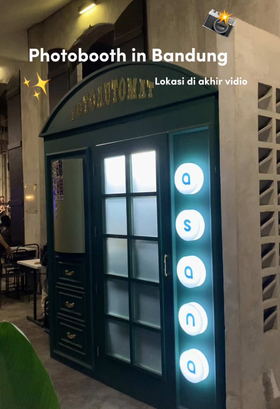 [Asana Photobooth di Bandung] Buat kalian yang suka banget nongkrong di cafe sekaligus Photobooth, ada banget nih Asana Photobooth yang super duper gemes lokasinya ada di Rooftoop Coffe 1896 Sebrang pabrik kina kimia farma, Jln. Padjajaran No.42. Dan jangan lupa Pake voucer 