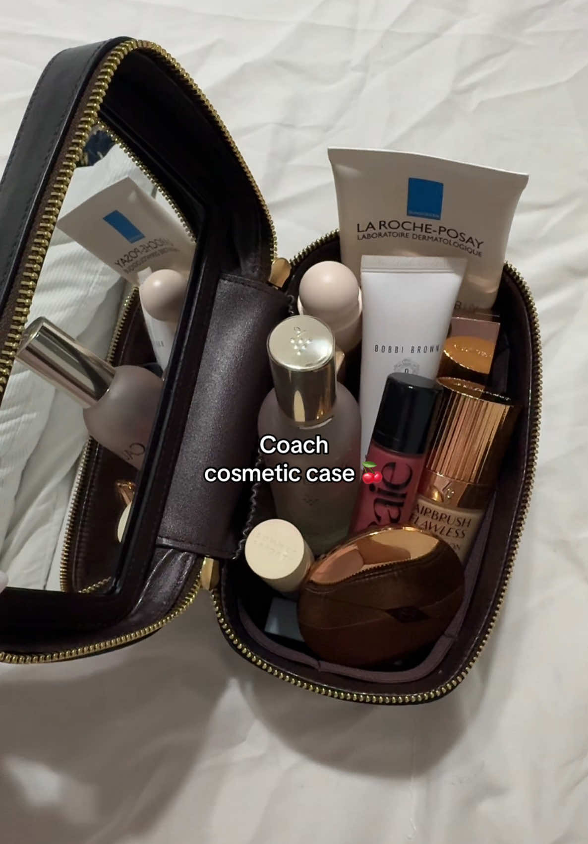Perfect for your makeup essentials 🤗 @Coach #foryoupage #fyp #purse #bags #coach #trending #viral #makeup #makeupvanity #cosmeticbag #pursetok #pursecollection #girlythings #girlytok #makeuphacks #MakeupRoutine #essential 