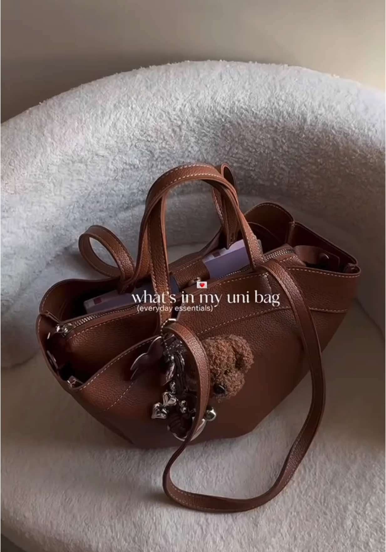 Replying to @aericcakes uni bag tour 💌💫 #bag #totebag #totebagaesthetic #officebag #schoolbag #bagforwomen #OOTD #fyp #trending #viral 