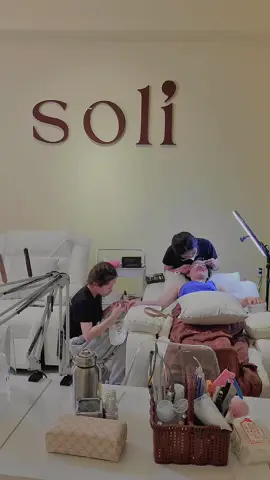 Một chiếc làm đẹp chill chill. Khách cứ thư giãn, còn lại để Soli lo nhé! _________ đặt lịch làm đẹp qua Phở Bò: Soli Beauty #LearnOnTikTok #khuyenmai #nails #solibeauty #solinail #CapCut #nailsg 