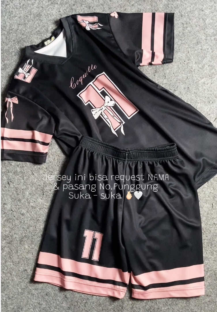 Membalas @￶ Gemesh banget jersey hitam🖤 #setelanjersey #outfitinspo #jersey #bajujersey #kaosjersey #jerseyclub #jerseyfutsal #jerseycustomnama #rekomendasijersey 