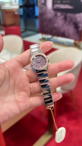 Omega's new constellation series women's watches seem to have not changed, but in fact the details have been upgraded a lot! 25mm dial, exquisite and delicate, spiral starlight pattern, like fireworks, like meteors, with a sense of romance and elegance! Fully polished bracelet, like a bracelet! How many young ladies will be moved by it?#watch 