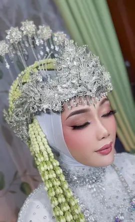 Pengantin sunda siger  Wedding emma & apip #sundasiger #sundasigerhijab #sundasigermodifikasi #mua #muabandungtimur #muasumedang #muabandung #muabandungmurah #aganmakeup01 