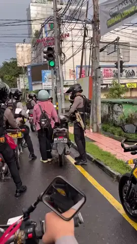 POLISI MEMBANTU WARGA YANG KESUSAHAN MENYALAKAN MESIN SEPEDA MOTOR @sabharaid  —— Peran polisi tak hanya menjaga ketertiban, tapi juga hadir di tengah masyarakat saat dibutuhkan. Seperti yang dilakukan personel Perintis Sabhara Polda Sulsel ini, yang sigap membantu seorang warga saat motornya mogok di jalan. Langkah kecil yang membawa dampak besar — menunjukkan bahwa Sabhara selalu siap menjadi pelindung dan pelayan masyarakat, kapan pun dan di mana pun. #polisi #polri #viral #fyp #tiktok #trending #kapolri 
