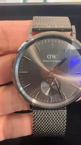 นาฬิกา Daniel Wellington รุ่น DW00100712 หรือชื่อเต็มว่า Classic Multi-Eye Mesh Graphite เป็นนาฬิกาสไตล์มินิมอลที่ผสมผสานความเรียบหรูและฟังก์ชันการใช้งานได้อย่างลงตัว   ฟังก์ชันหลักของนาฬิกา DW00100712 	•	ระบบการทำงาน: ใช้กลไกควอตซ์ (Quartz Movement) ที่แม่นยำและดูแลรักษาง่าย 	•	หน้าปัด Multi-Eye: มีหน้าปัดย่อยสำหรับแสดงวินาที (Small Seconds) ที่ตำแหน่ง 6 นาฬิกา เพิ่มความสะดวกในการดูเวลาอย่างละเอียด 	•	กันน้ำระดับ 3 ATM (30 เมตร): สามารถทนต่อการกระเด็นของน้ำหรือฝนได้ แต่ไม่เหมาะสำหรับการว่ายน้ำหรืออาบน้ำ 	•	สายถัก Mesh แบบถอดเปลี่ยนได้: สายสแตนเลสสตีลสีกราไฟต์ที่สามารถถอดเปลี่ยนได้ง่าย ช่วยให้ปรับเปลี่ยนสไตล์ได้ตามต้องการ    รายละเอียดทางเทคนิค 	•	ขนาดตัวเรือน: 40 มม. 	•	ความหนา: 8 มม. 	•	วัสดุตัวเรือน: สแตนเลสสตีล 316L สีกราไฟต์ 	•	กระจกหน้าปัด: กระจกมิเนอรัล (Mineral Glass) 	•	สีหน้าปัด: กราไฟต์แบบซันเรย์ (Graphite Sunray) 	•	สาย: สายถัก Mesh สีกราไฟต์ 	•	การรับประกัน: 2 ปี จาก Daniel Wellington      นาฬิการุ่นนี้เหมาะสำหรับผู้ที่ชื่นชอบดีไซน์เรียบหรูแต่มีความทันสมัย และต้องการฟังก์ชันพื้นฐานที่ครบครันในชีวิตประจำวัน สอบถามเพิ่มเติมแชตคะ