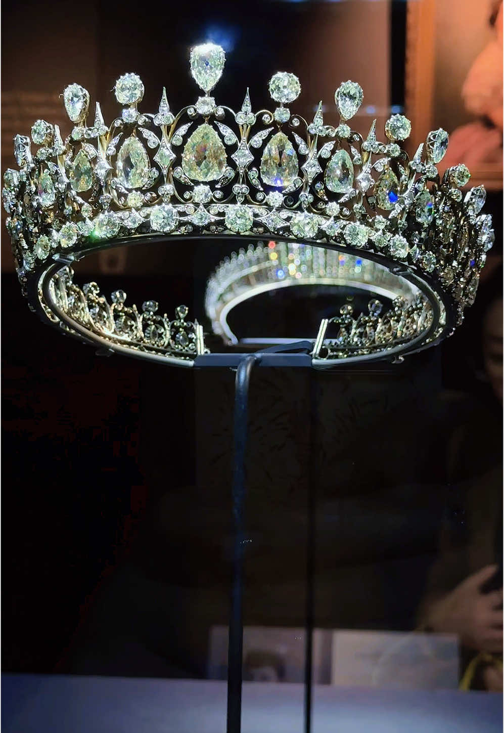 Welcome to the Jewel Room at the #kensingtonpalace ✨💂🏻‍♀️ Explore the real #treasure of the crown. #tiara #royalfamily #royaltiara #princessdiana #dianaspencer #dianaprincessofwales #royalfamilyuk 