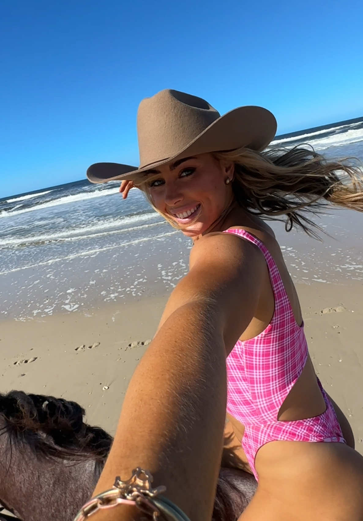 still can’t get over the life my babies give me 🤩 #horsesoftiktok #australia #cowgirl #horseridingonthebeach 