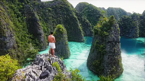 THIS IS RAJA AMPAT, INDONESIA  kalau Alam Semesta punya anak kesayangan, pastinya Raja Ampat sih, kaya semua sudut nya tuh ga ada cacat seindah ituuuu.semoga kalian secepatnya bisa ke sini yaa!!  jangan lupa follow untuk petualangan lain nya