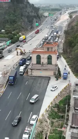 Have you ever seen a house built in the middle of a highway?#knowledge #us #fyp  