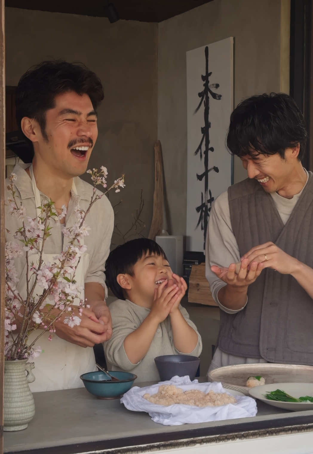 I wanted to make cherry blossom mochi with my family someday, and it came true this spring 👨🏻‍🦱👦🏻👨🏻‍🦱🌸🥰 #Japan #Spring #桜餅 #家族 #family 