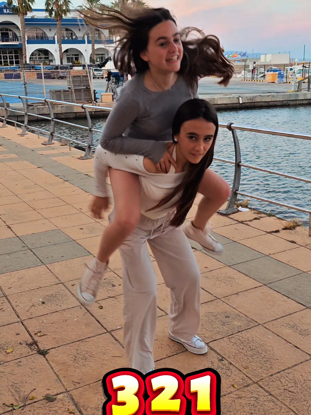 RETO del día 🔥 con @valentinaperezolle ❤️ HOY venimos a hacer un RETO DEL DIA con @Valentinaaaaa❤️❤️ , este DUO es INCREÍBLE 🫢 ¿Será posible cogerla a caballito y llegar allí antes de 10 SEGUNDOS ⏱️?  HICIMOS OTRO RETO 🔥 EN CUANTO ESTE LLEGUE A 1.000 LIKES ❤️ LO SUBIMOS 🔥