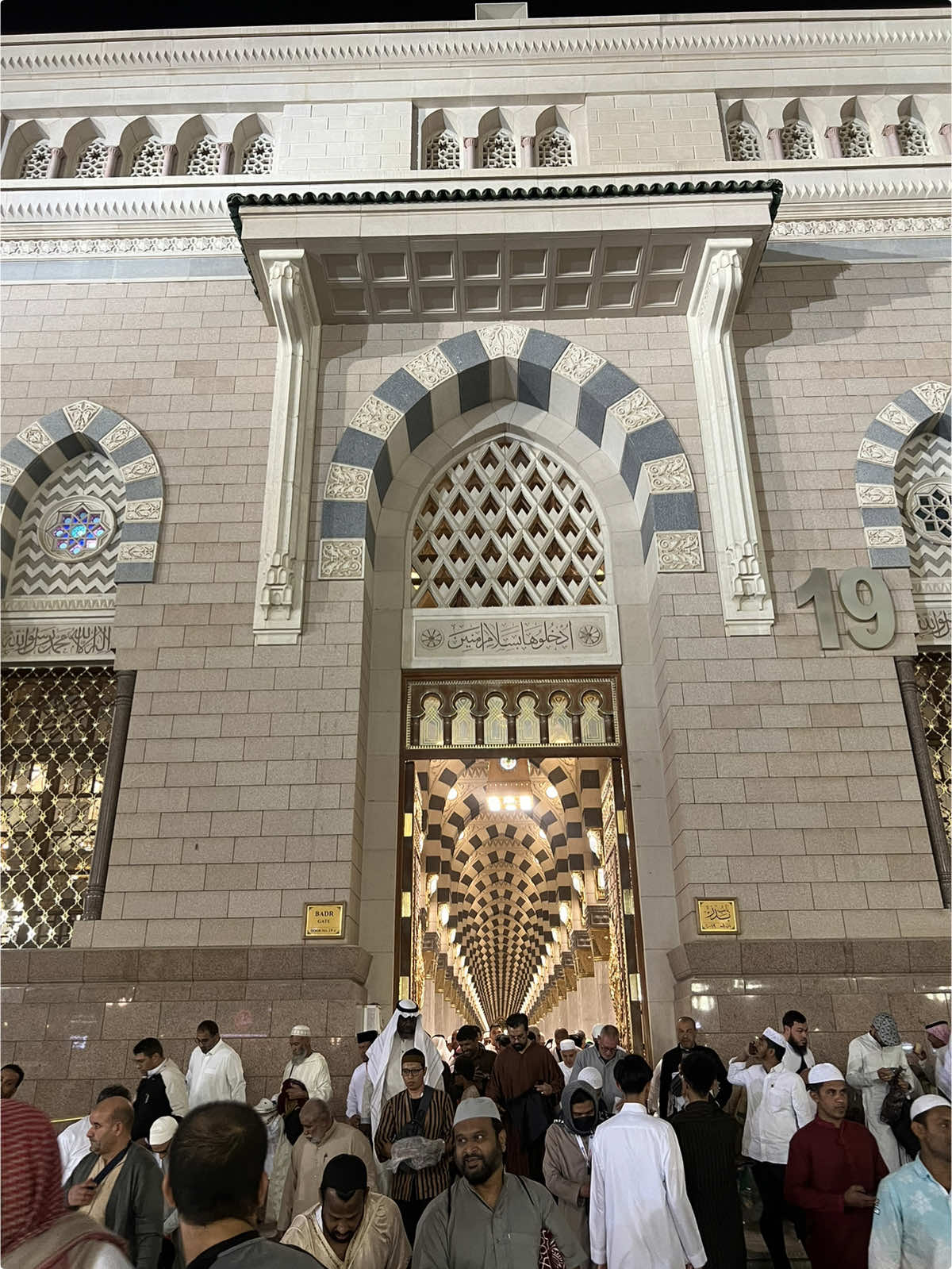 Perjuangan Nabi Muhammad SAW di Thaif mengalami penolakan keras dari penduduknya. Beliau dan Zaid bin Haritsah dilempari batu hingga terluka. Meskipun demikian, Nabi Muhammad tetap bersabar dan mendoakan penduduk Thaif untuk mendapatkan hidayah. Peristiwa ini merupakan bagian penting dalam sejarah dakwah Nabi Muhammad SAW