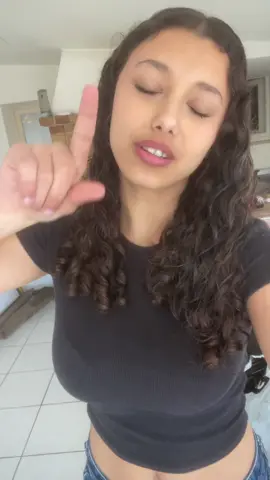 Toujours en criant et avec ma voix de 8 ans et alors 