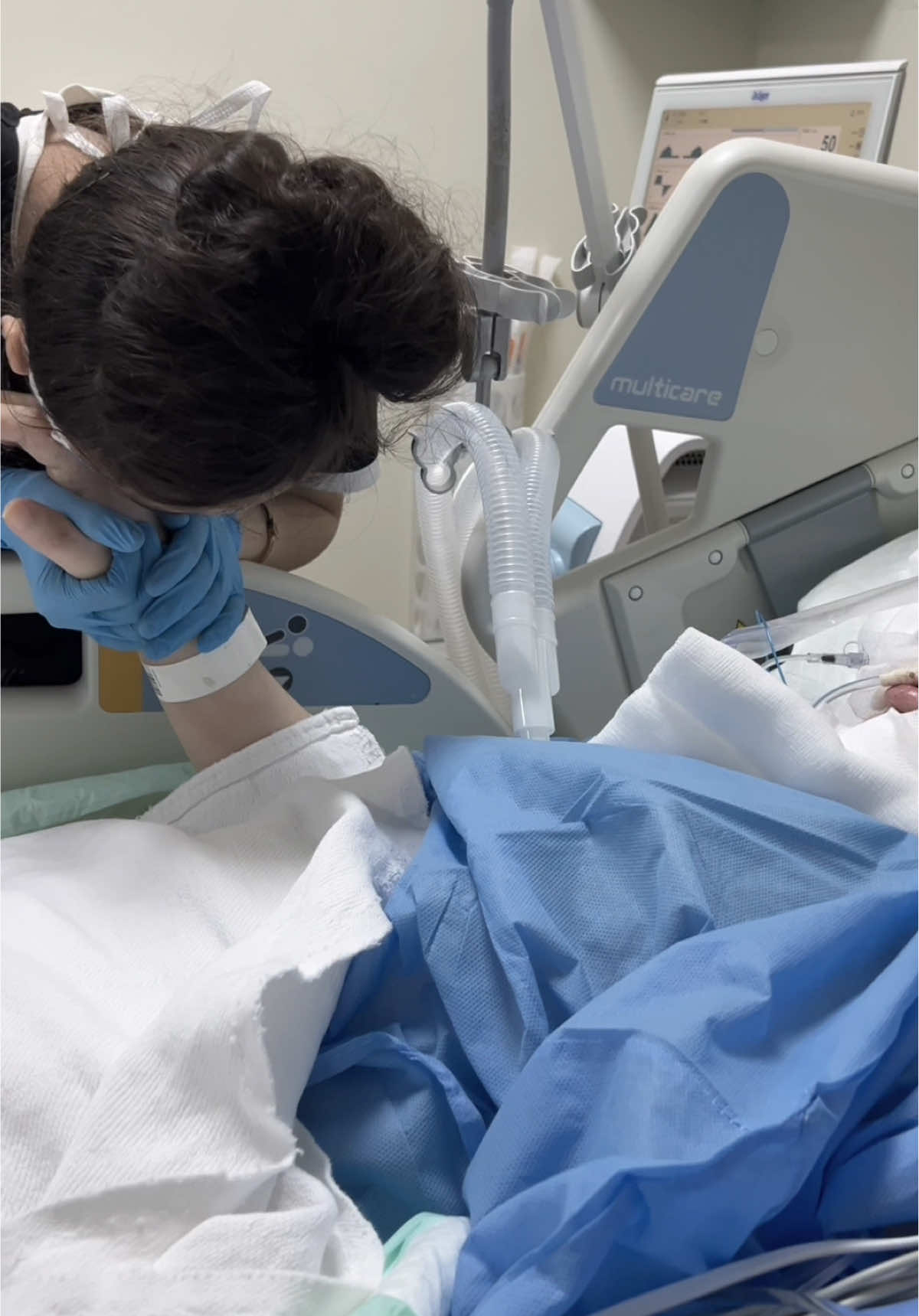 ماما انا جنبك خليكي قوية متل ما بعرفك ولله عم احاول كتير حتى يوصل صوتي وتقدري تدخلي مشفى مختص حتى تاخدي العلاج اللازم بس للاسف ماعم يوصل 💔😔#fypシ #اكسبلور #سرطان #دبي #قطر #سعودية 