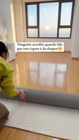 “Isso aqui? Isso aqui é simplesmente o MELHOR tapete da Shopee!” “É impermeável, é antiderrapante e ainda deixa sua casa LINDA!” “Não escorrega, não molha!” “E o preço? Barato que só vendo!” #AchadinhoDaShopee #TapeteTop #DecoraçãoFuncional #ShopeeAchadinhos #casaorganizada 
