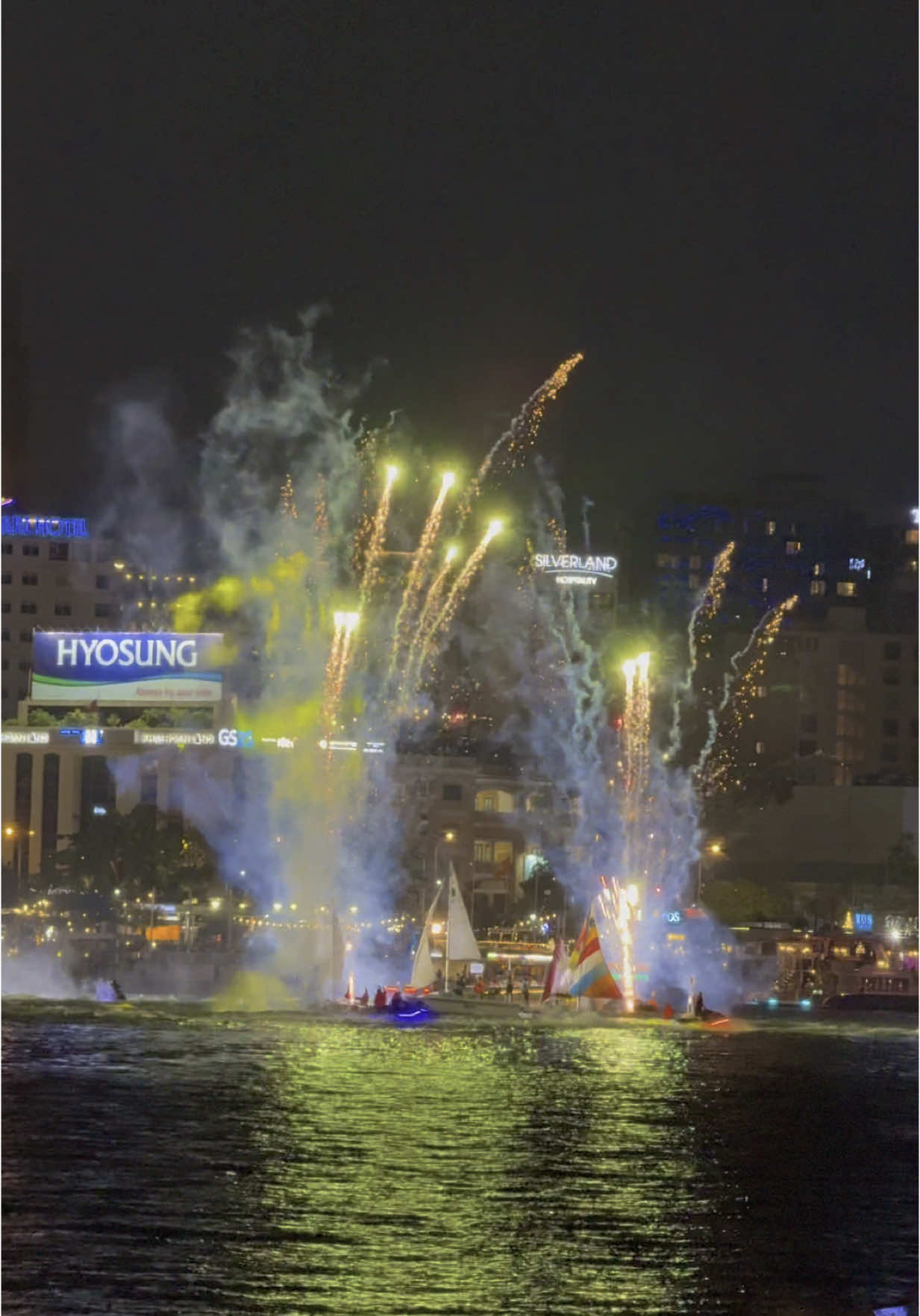 Pháo hoa rực sáng trên sông Sài Gòn. #30thang4 #saigon #saigoncityview 