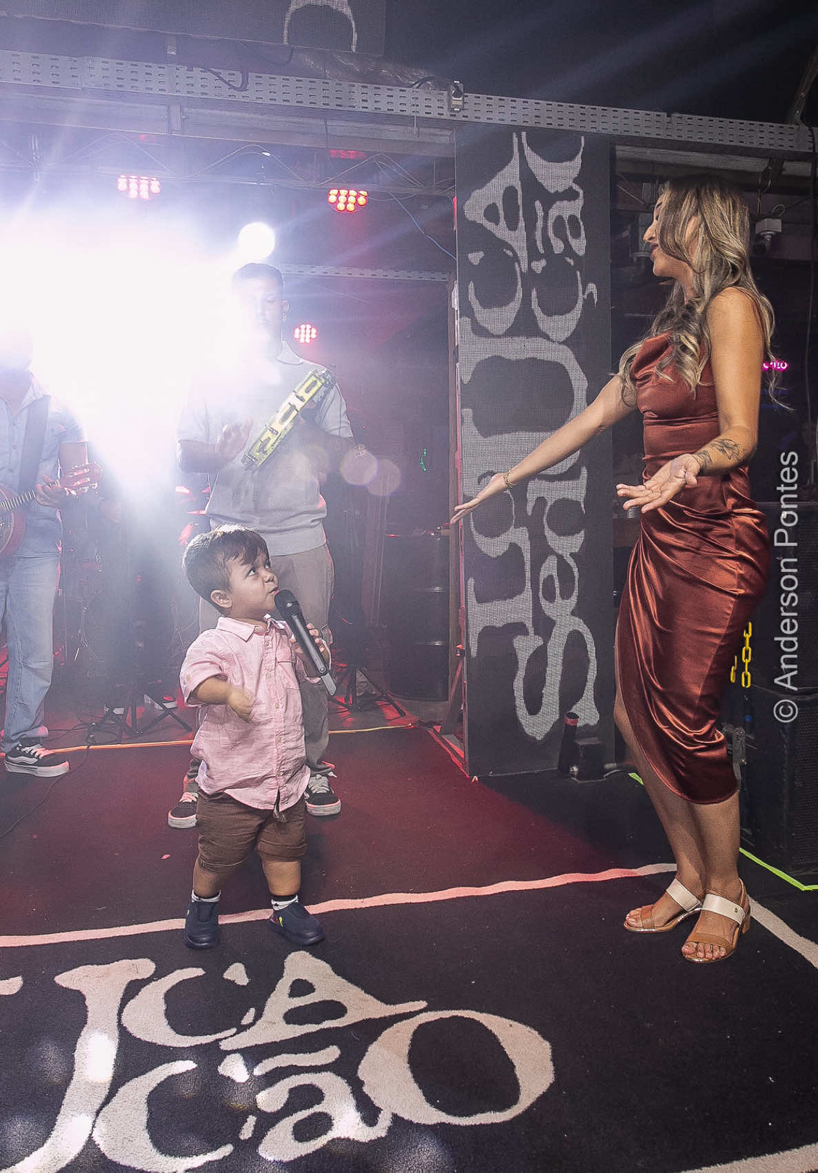 E eu que recebi o melhor presente de aniversário de todos 🥹🤏🏻 Meu filho subiu no palco e cantou pra mim 🥹😭😭😭🧡 #homenagem #aniversario #filhos #maternidade #musica #maternidadecommusica #maeefilho #f #alceuvalença 