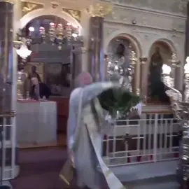 “Flying Priest” Marks Holy Saturday’s Liturgy in Greece 🇬🇷🇬🇷🇬🇷 On Holy Saturday, Father Christoforos Gourlis reenacted the tradition of the “Flying Priest” from the Greek island of Chios. The “Flying Priest” tradition from Father Christoforos has become nationally known for the theatrical way he comes hopping out of the sanctuary to announce Jesus Christ‘s first resurrection. The church bells of Chios‘ Holy Temple of Panagia Evangelistria rang to celebrate victory of the divine over death, while the “flying priest” threw handfuls of bay leaves over the faithful. This tradition, which began on Chios many years ago, has now spread throughout Greece and Cyprus. To read full article visit website Link in bio . . . . Credit : Εφημερίδα Πολίτης . . . . #holysaturday #saturday #easter #ressurection #christ #priest #jesus #chios #island #greekislands
