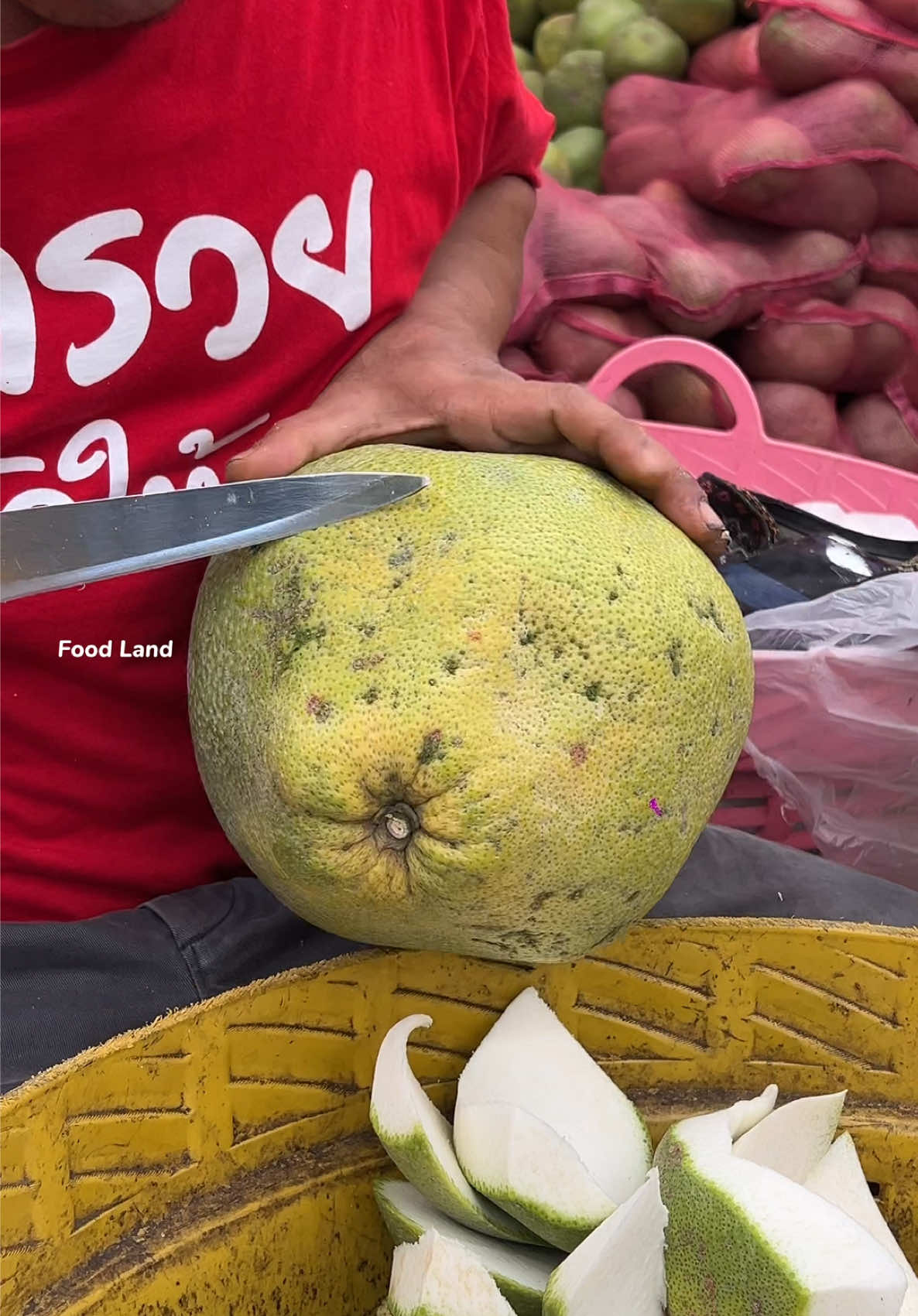 Simple Pomelo Peeling Skills by an Expert . Shop name: เฮียเอ๋ 📍Location: Si Mum Mueang Market, Bangkok ,Thailand #foodland #asmr #fruit 