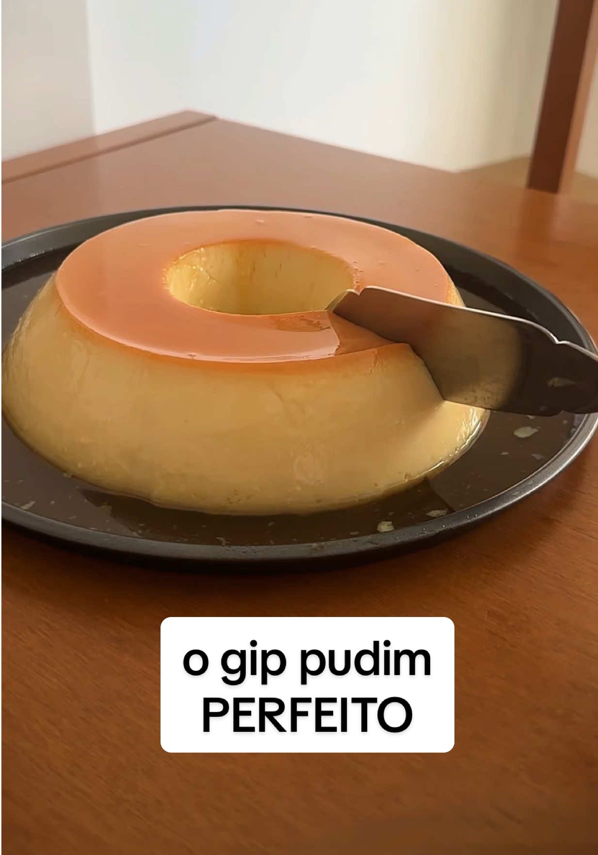 depois de meses de testes e estudos veio aí: O GIPPUDIM PERFEITO 🍮 ~com direito a aulas científicas de pudim tá?  - CALDA: 1 xic e 1/2 açúcar  1 xic água  - gipPUDIM: 6 gemas  2 ovos 2 latas de leite condensado 1,5 de leite 🔥 Cozinhar em banho maria em forno com fogo BAIXO (max 150°C)  Por +/- 1h  🚨(tem que ficar de olho na consistência, pode ficar bem mais de 1:30 até, mas confia no processo: assar lentamente em fogo baixo!)  #gippudim #receita #formadealuminio #diva #maioral #melhor #pudim #dicas 