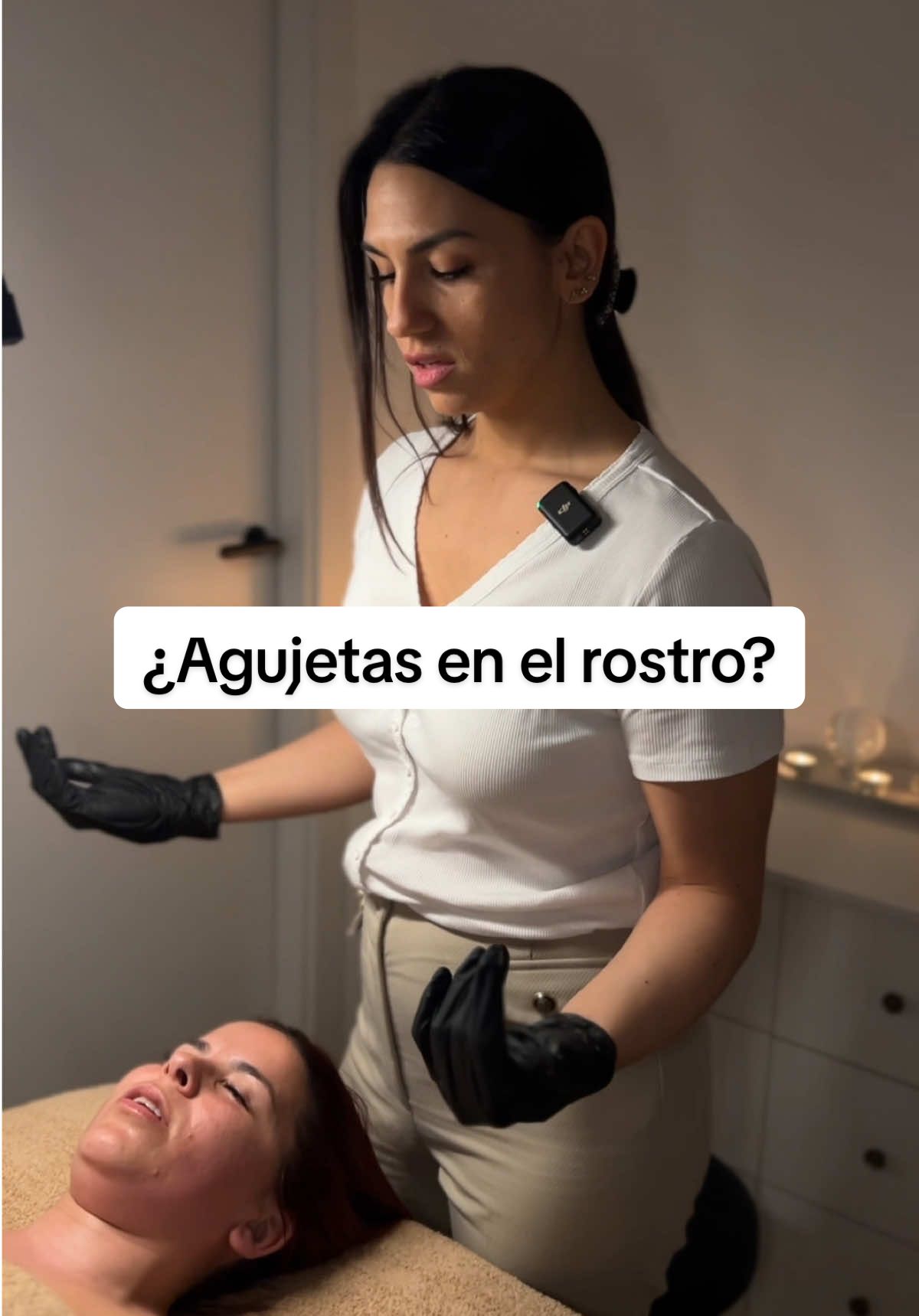Hace unas semanas atendí a mi clienta y por segunda vez se realizaba el facial con intrabucal y me comentaba que le ha ido de maravilla: sin dolor, sin agujetas y con un rostro más descargado y tonificado. 💆‍♀️✨ Ver cómo mejora sesión a sesión es mi mayor recompensa, con algo “tan sencillo” sentís mejora y os véis la piel con mejor calidad me hace feliz, algo tan “sencillo” para mi, lo que es mimar el rostro y endulzar rasgos trabajando las tensiones, de verdad me siento afortunada del trabajo que elegí🥰 ¿Te animas a probar un masaje que descarga y tonifica a la vez? 👇 Cuéntame en comentarios si ya conocías el masaje intrabucal o si quieres más info para tu primera sesión. 🔔 Sígueme para ver más casos reales de cabina en mis videos. #facial #reafirmar #lifting #intrabucal #AntonellaFacial #masaje 