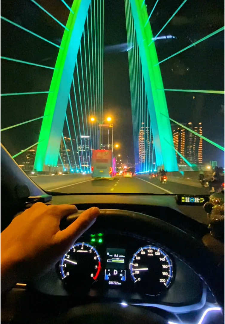 Sài Gòn là hoài niệm cũ của thế hệ trước nhưng là thanh xuân của vô số các bạn trẻ.#laixe #nghenhactrenxe #xuhuong #fyb #viral #chayxe #chill #saigon #saigonnightlife 