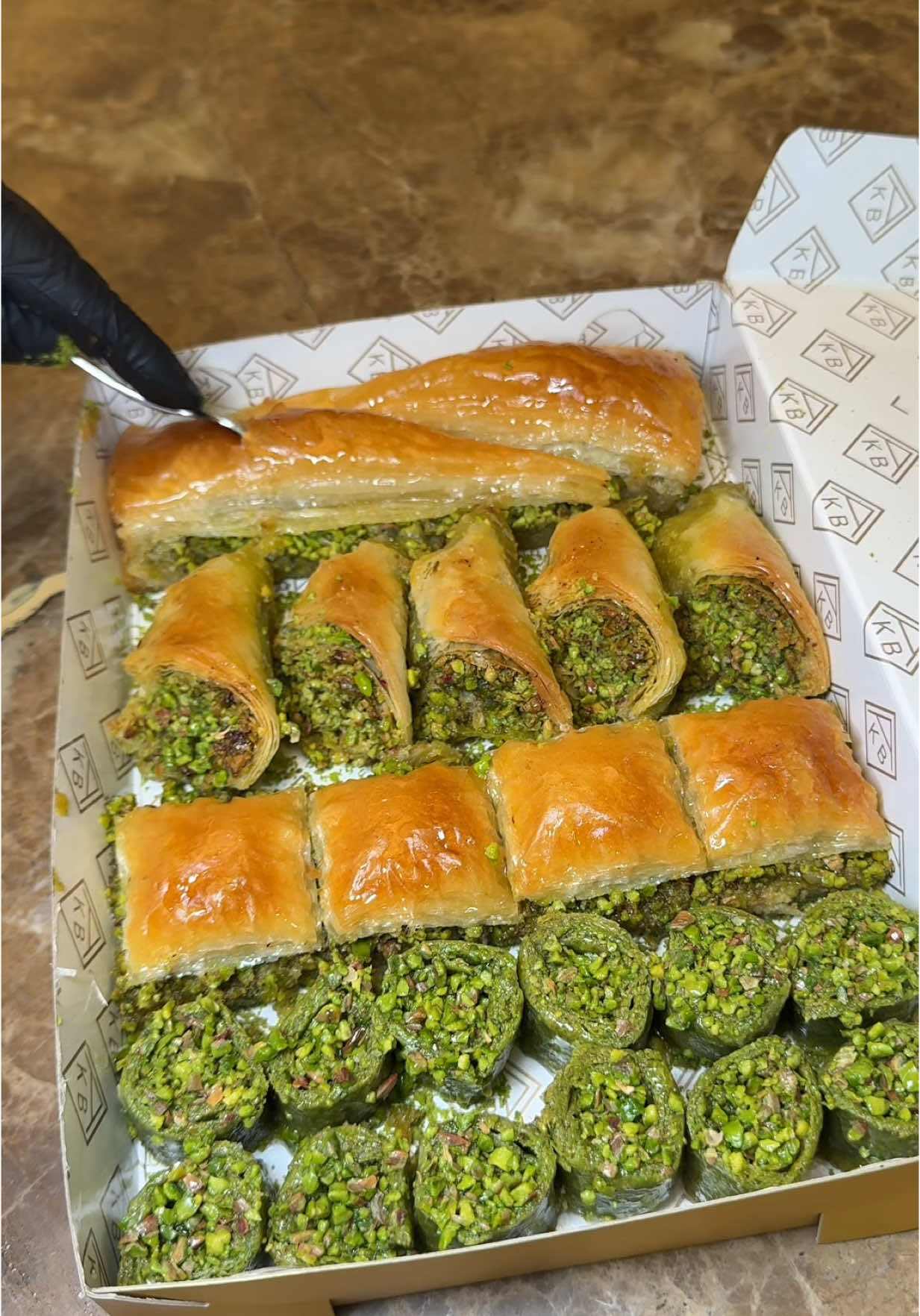 Gaziantep’ten gelen günlük lezzet 🙋‍♂️ Altın kare baklava / #Adana 📍 #Reklam #NeYesekYaa #Baklava #Antep