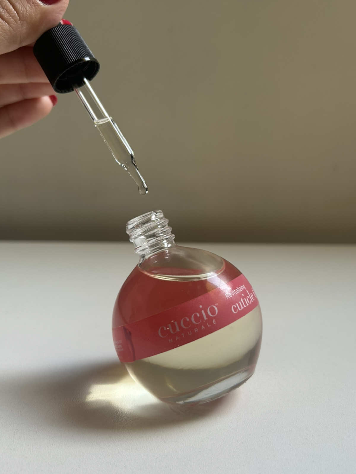 ¡Hora de hidratar tus cutículas!🗣️🗣️ Mi secreto para unas cutículas suaves y saludables por siempre el aceite de cutícula de CUCCIO😍💅🏼 #Cuccio #AceiteDeCutícula #CuidadoPersonal #CapCut #cucciomx #cuccio #fyp #pielsana #edomex #cutticleoil #cuccioglobal #cucciomxoficial #spa 