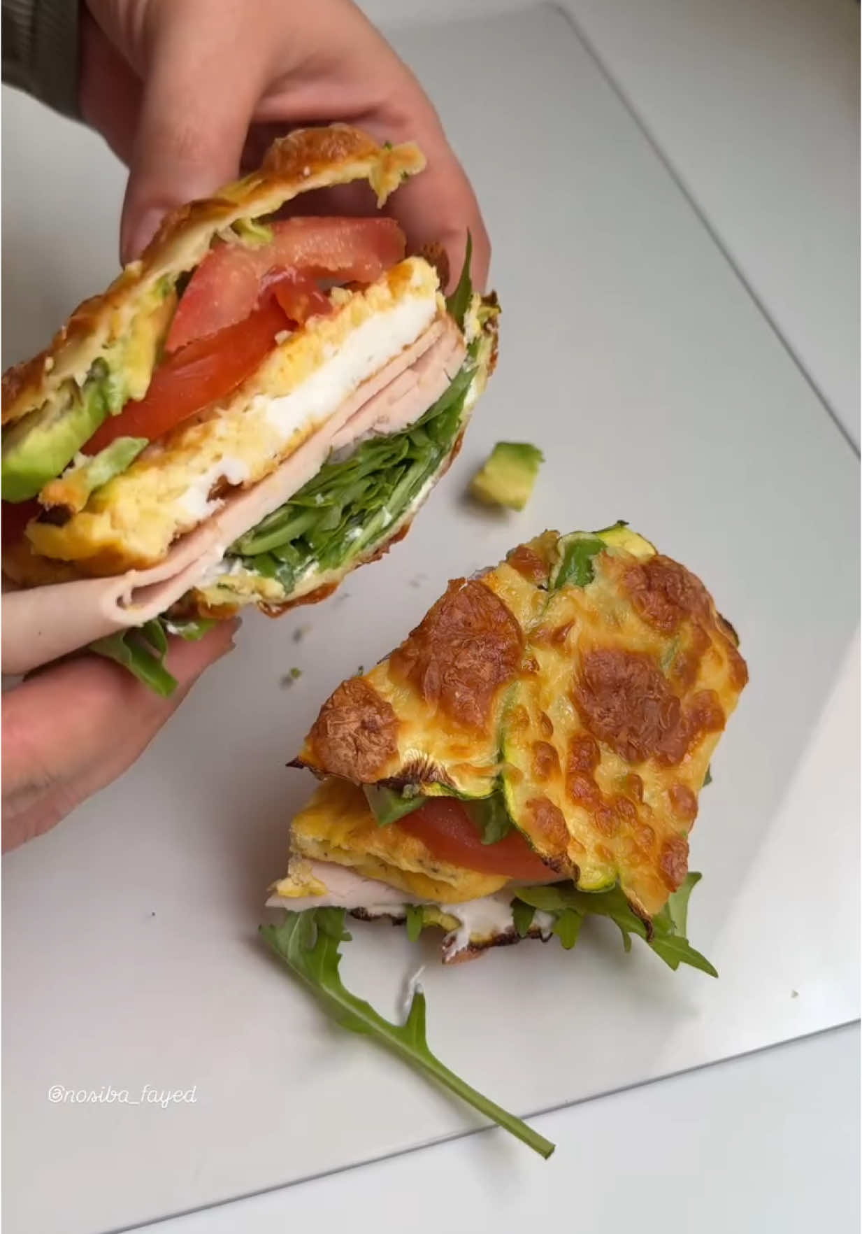 بداية اسبوع كارب سايكل 🫶🏻 ودا اول يوم هيكون لو كارب 👌 بديل الخبز 🍞  ومشبع جدا 🥒 . المكونات :- ١ كوسا كبيرة او ٢ وسط  ٢٠ جم موزاريلا لايت  بخاخ زيت زيتون  ثوم بودر (اختياري)  . -نقطع الكوسا شرائح رفيعة ونرصها على ورق زبدة  -نضيف بخاخ زيت زيتون ورشة ثوم البودر والموزاريلا  -ندخلهم الفرن ١٢ ل ١٥  دقيقة على ١٩٠  -مقطعة نصفين ونضيف الحشو اللي نحبه أنا ضفت (م ص لبنة، ٢ بيضة اومليت ، جرجير ، ٢ شريحة تركي ، طماطم ، ٤/١ افوكادو صغيرة )  . سعرات بديل الخبز ٥٠ كالوري  مع الحشو اللي أضفته ٢٩٥ كالوري  . #صحة #اكسبلور_explore #healthy_nosiba #healthylifestyle #healthy #Foodie #explore #healthyfood #اكسبلور #foodstagram #breakfast #healthybreakfast #lowcarb #tiktok #tik #تيك_توك 