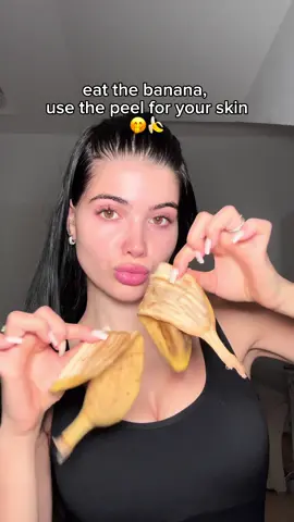 never throw away your banana peels 🤭🍌  #skintok #fyp #skincaretips #skincare #glowyskin #bananapeel #glassskin #beautyhacks #facial 